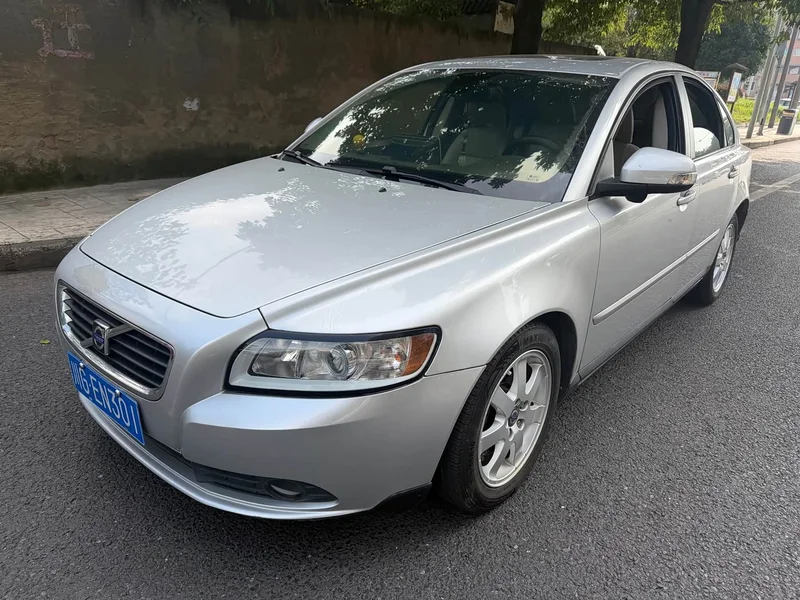 Volvo S40 — фото 1