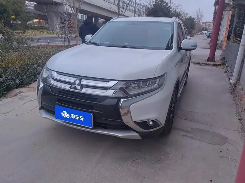 Mitsubishi Outlander — фото 1