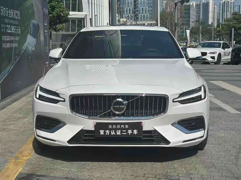 Volvo S60 — фото 1