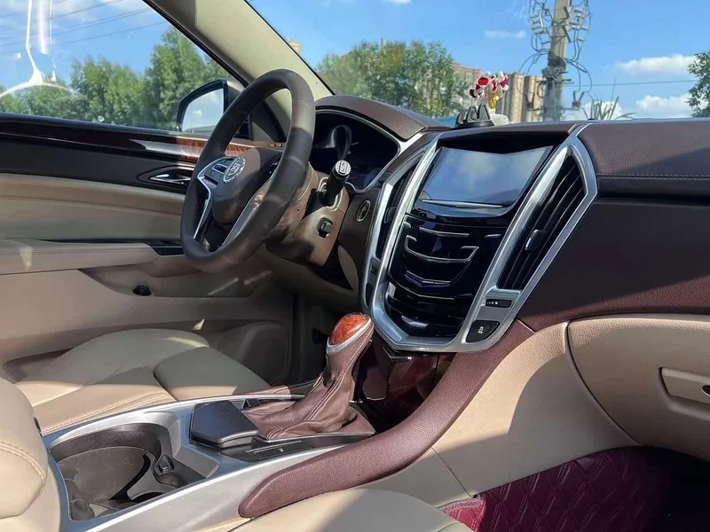 Cadillac SRX — фото 16