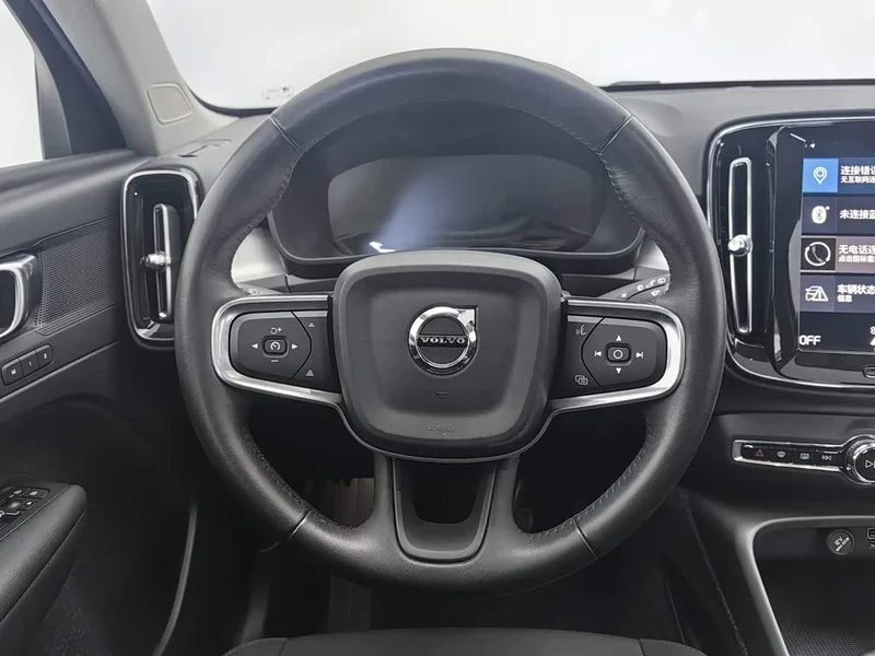 Volvo XC40 — фото 11