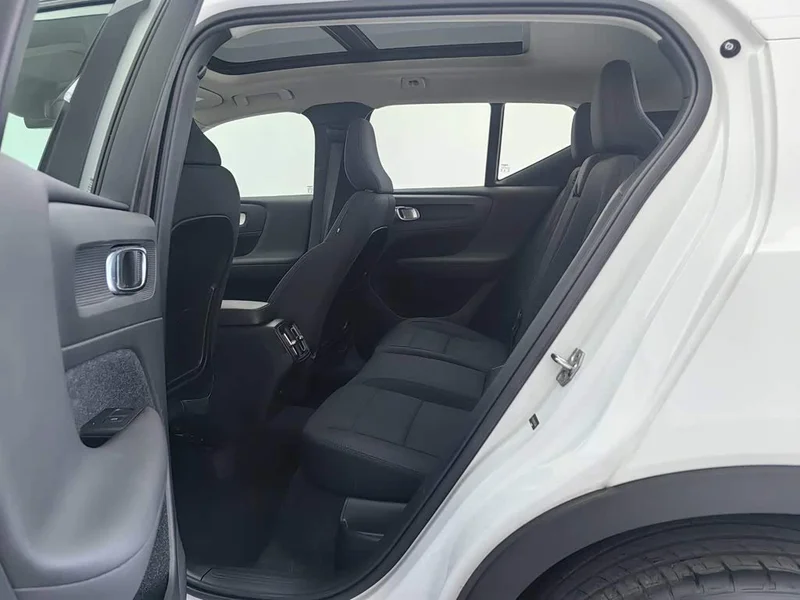 Volvo XC40 — фото 15