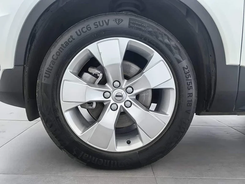 Volvo XC40 — фото 17
