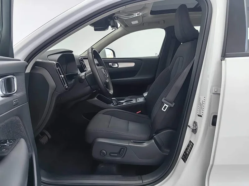 Volvo XC40 — фото 10