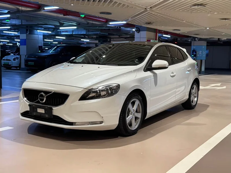 Volvo V40 — фото 1