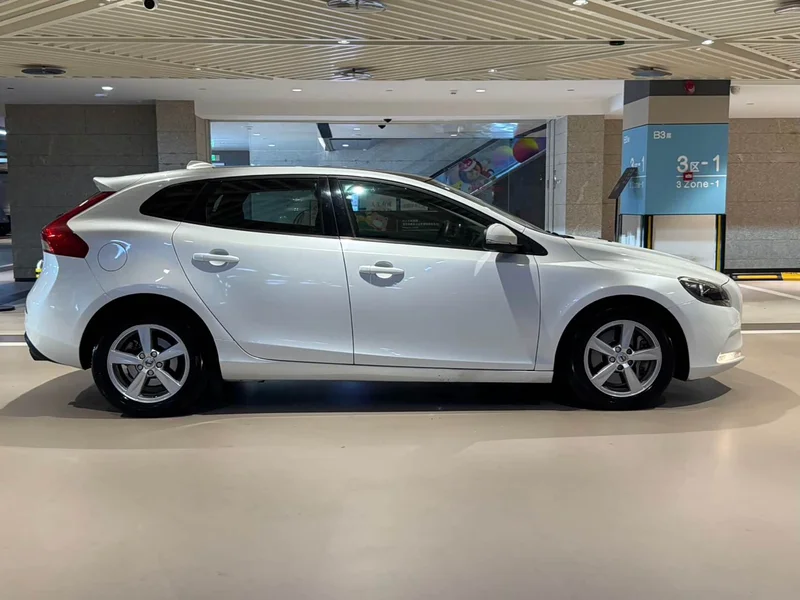 Volvo V40 — фото 12