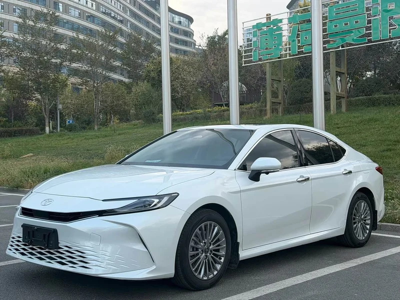 Toyota Camry — фото 1