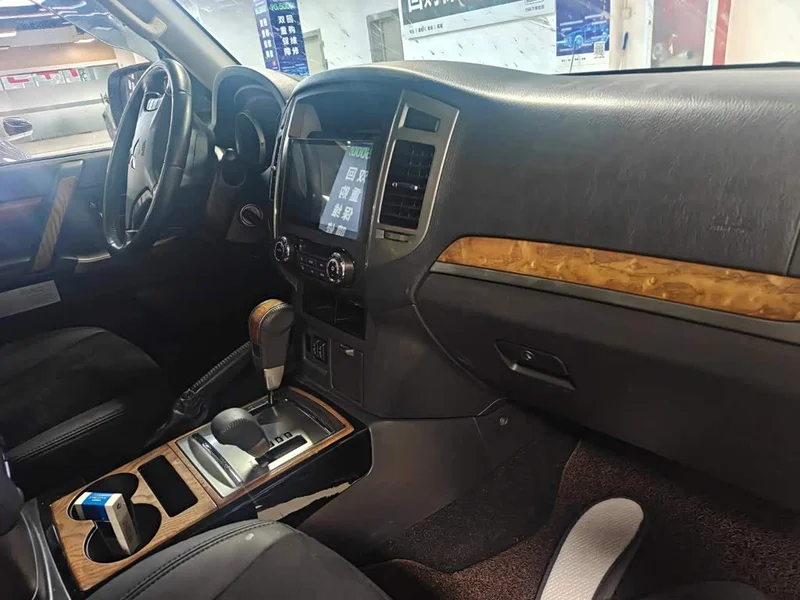 Mitsubishi Pajero (Imported) — фото 11