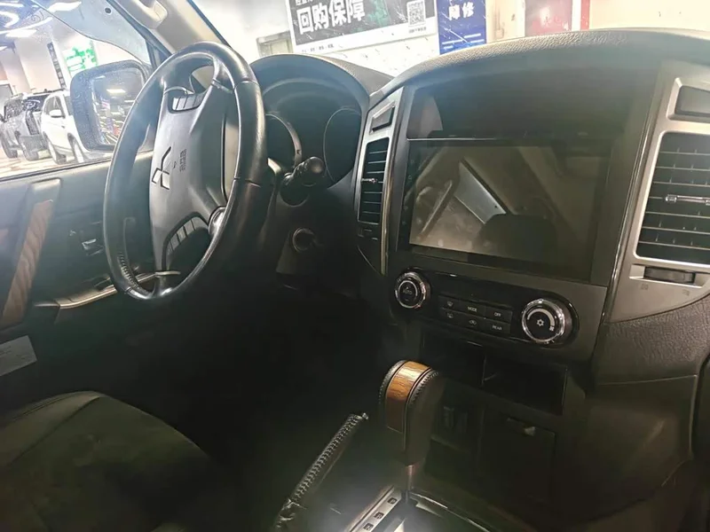 Mitsubishi Pajero (Imported) — фото 12
