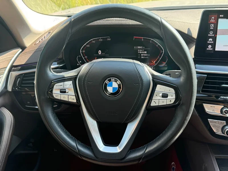 BMW 5-Series — фото 14