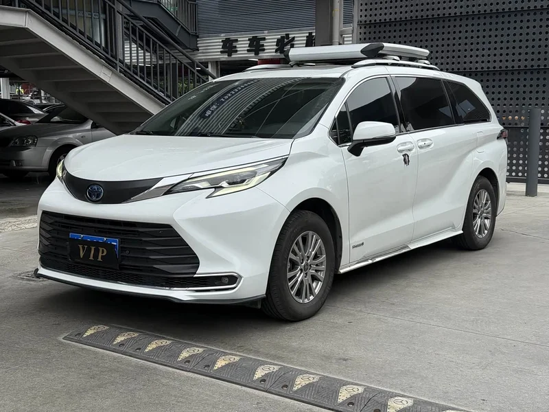 Toyota Sienna — фото 1
