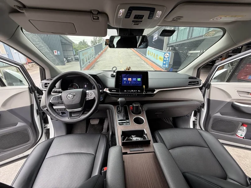 Toyota Sienna — фото 12