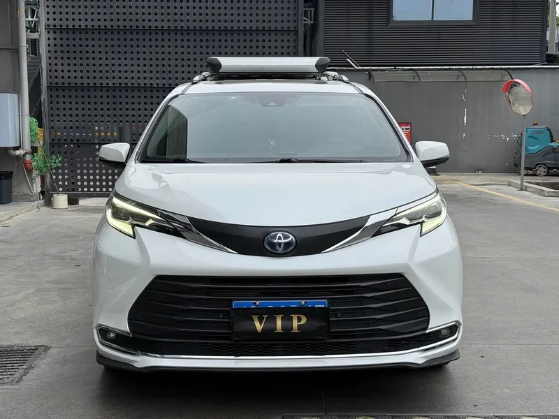 Toyota Sienna — фото 2
