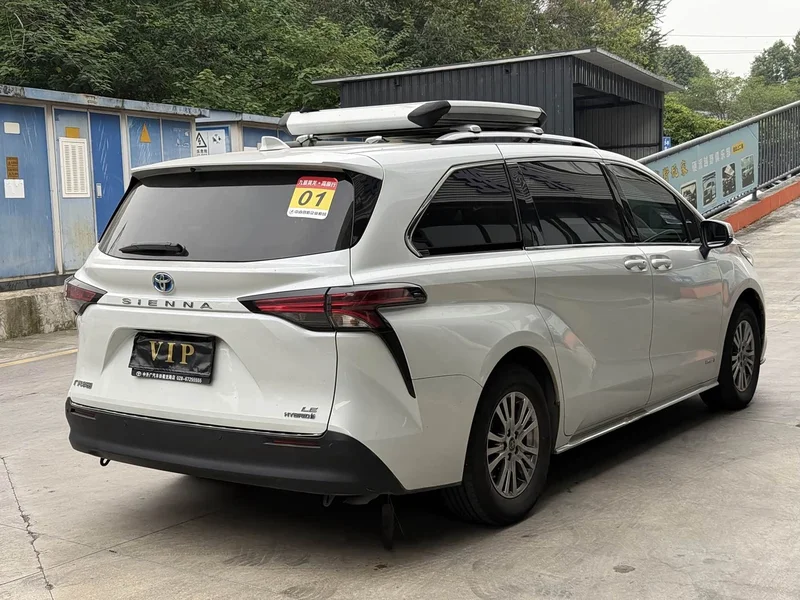 Toyota Sienna — фото 4