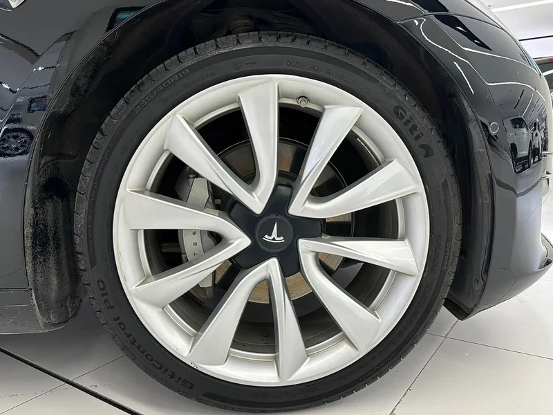 Tesla Model 3 — фото 8