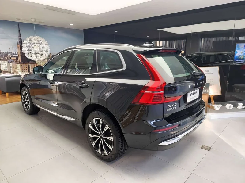 Volvo XC60 — фото 12