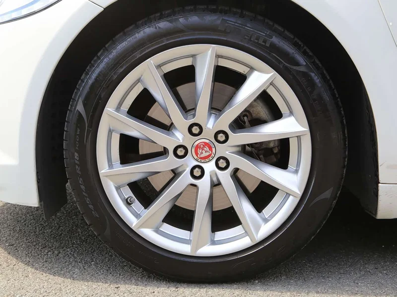 Jaguar XF — фото 16