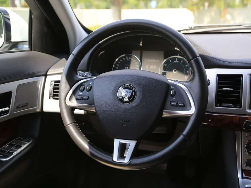 Jaguar XF — фото 6