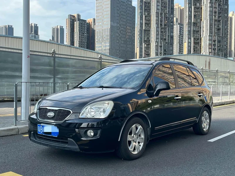 Kia Carens — фото 1