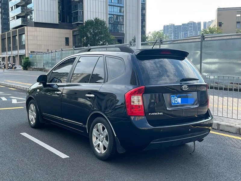 Kia Carens — фото 4