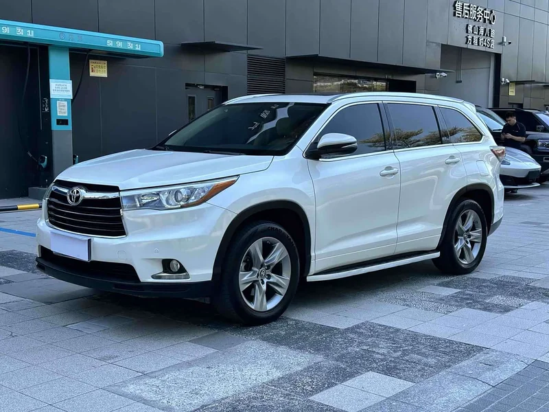 Toyota Highlander — фото 1