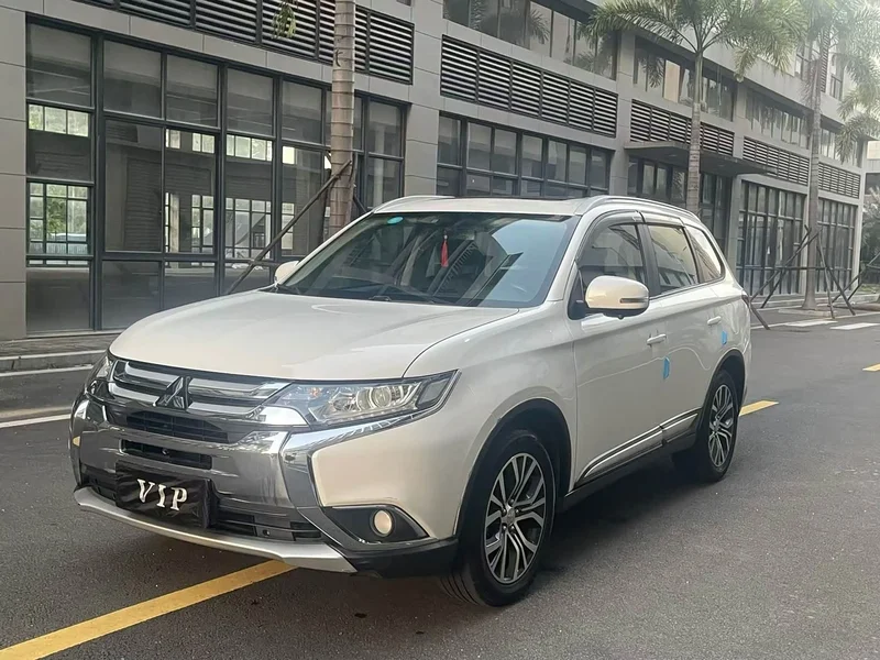 Mitsubishi Outlander — фото 1