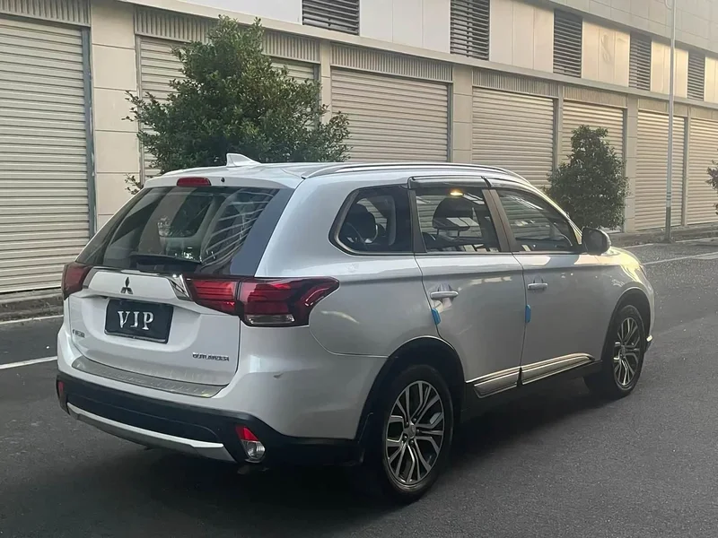 Mitsubishi Outlander — фото 9