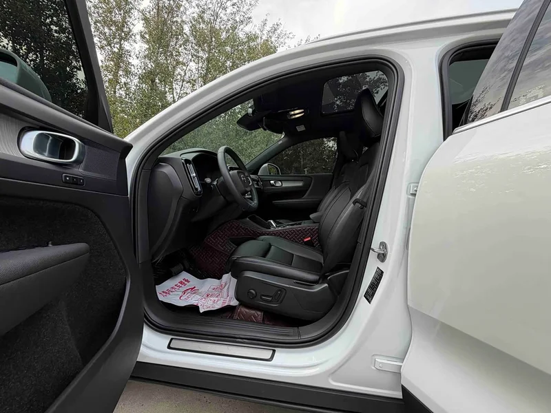 Volvo XC40 — фото 11