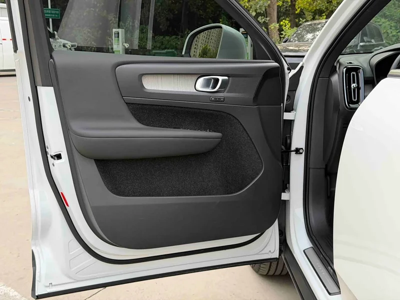 Volvo XC40 — фото 12