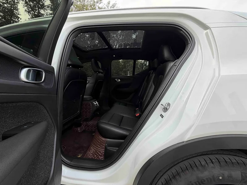 Volvo XC40 — фото 14