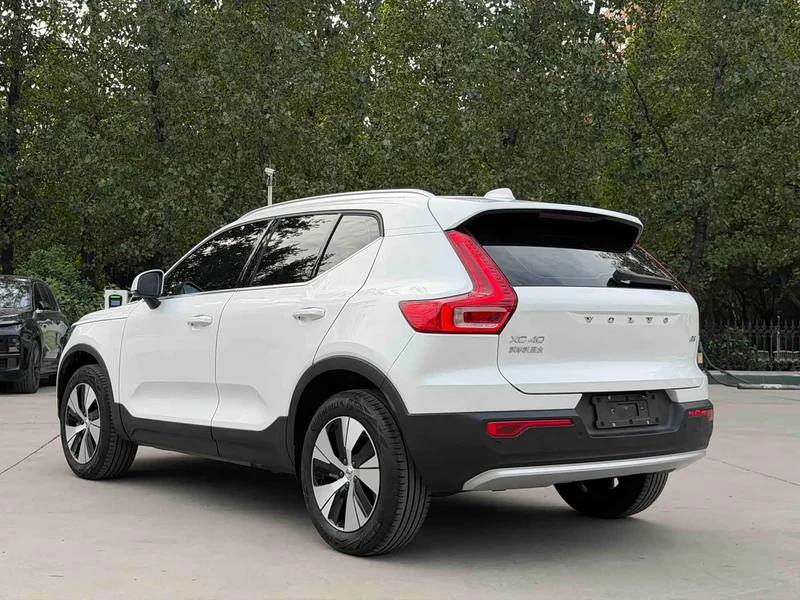 Volvo XC40 — фото 15