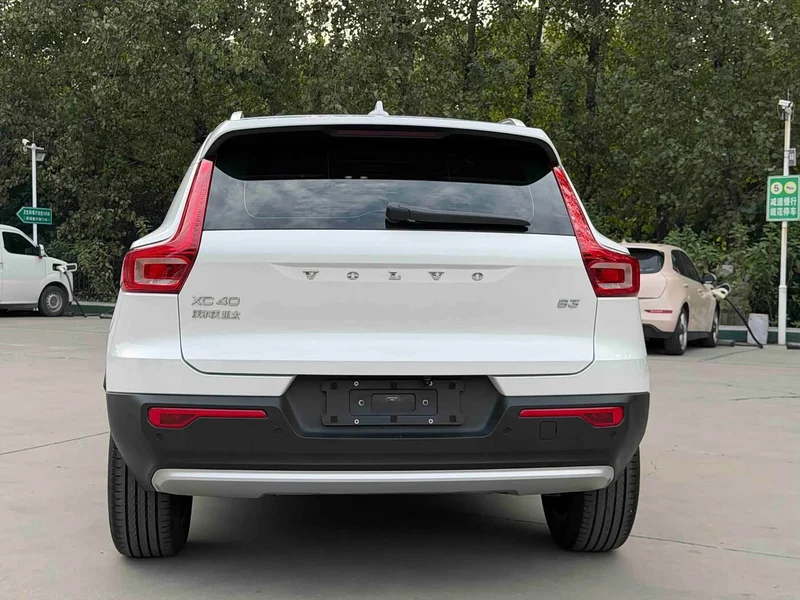 Volvo XC40 — фото 16
