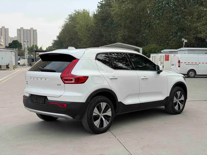 Volvo XC40 — фото 17