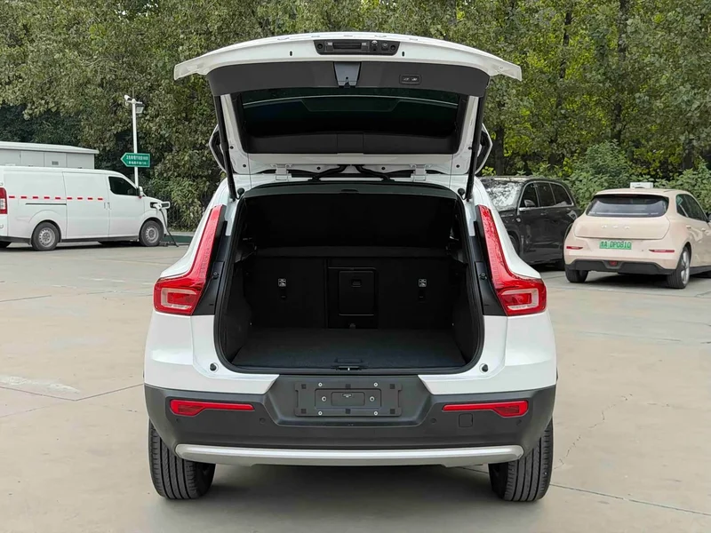 Volvo XC40 — фото 18