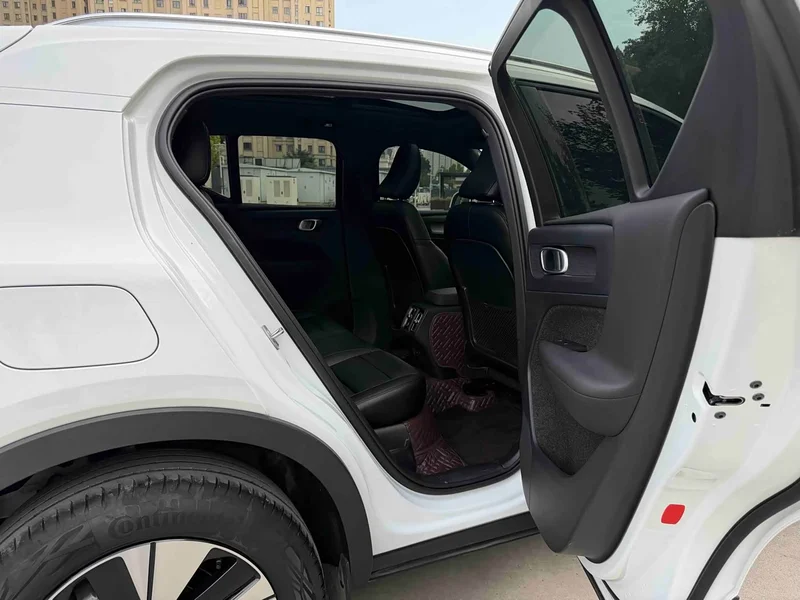 Volvo XC40 — фото 19