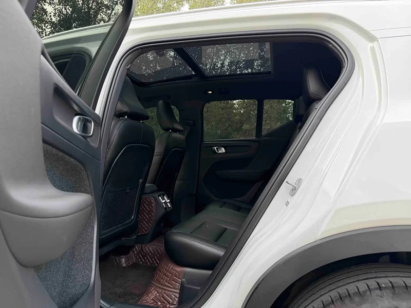 Volvo XC40 — фото 10