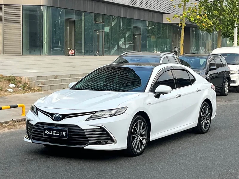 Toyota Camry — фото 1