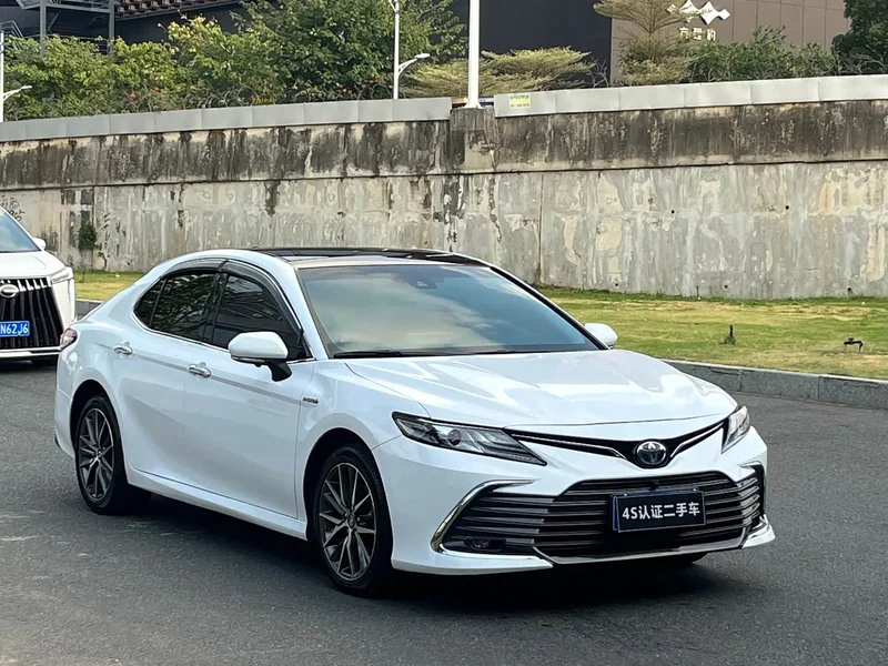 Toyota Camry — фото 2