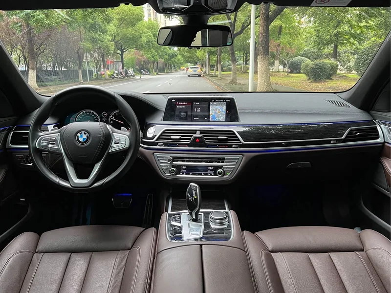 BMW 7-Series — фото 12