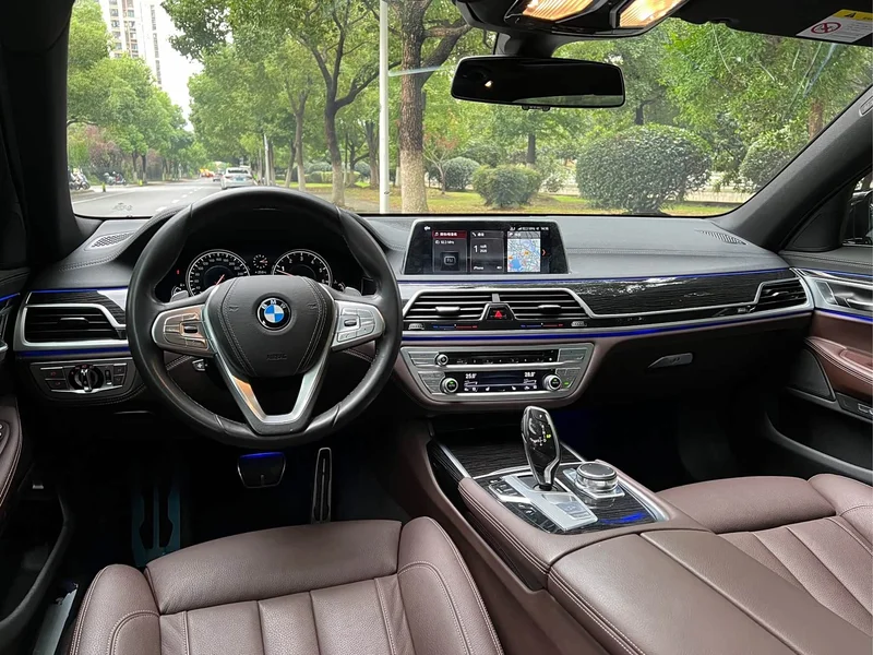 BMW 7-Series — фото 15