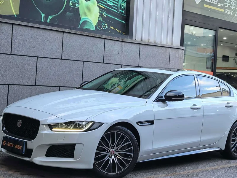 Jaguar XE — фото 1