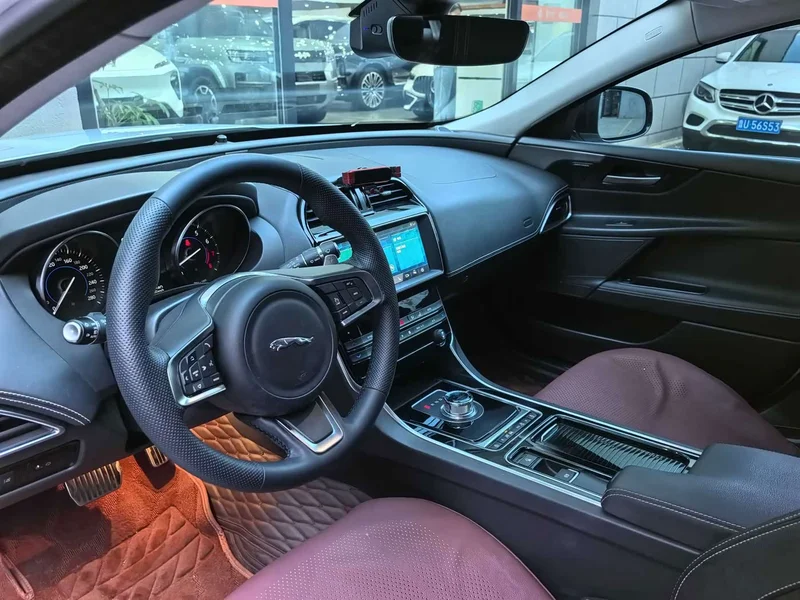 Jaguar XE — фото 11
