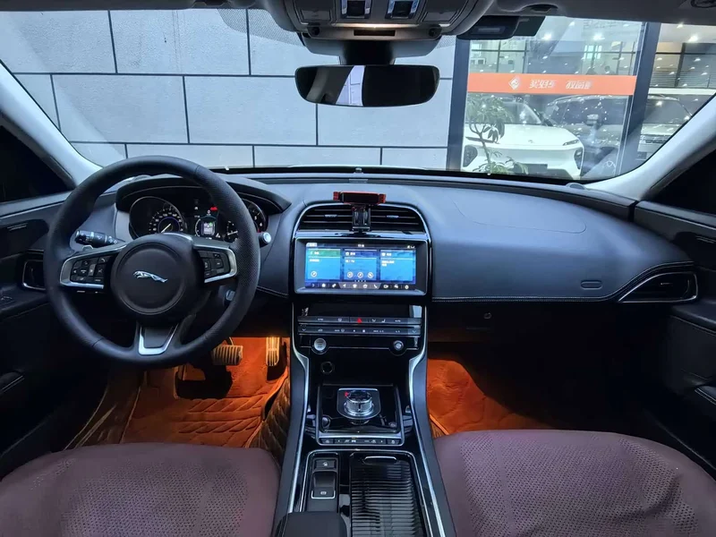 Jaguar XE — фото 12