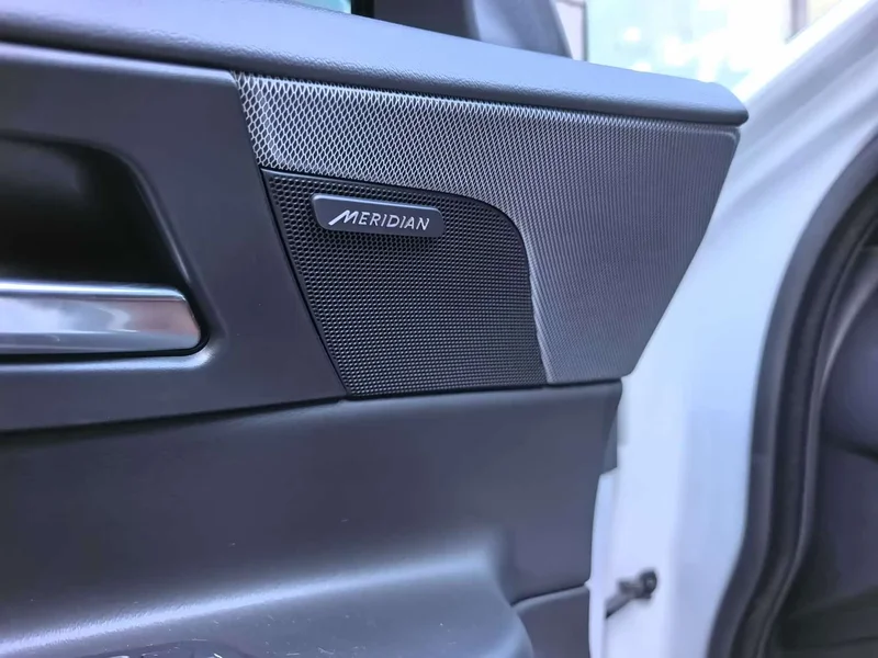 Jaguar XE — фото 14