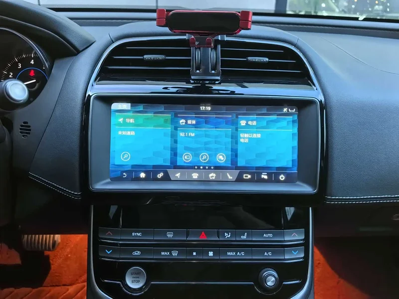 Jaguar XE — фото 15