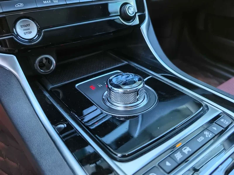 Jaguar XE — фото 16