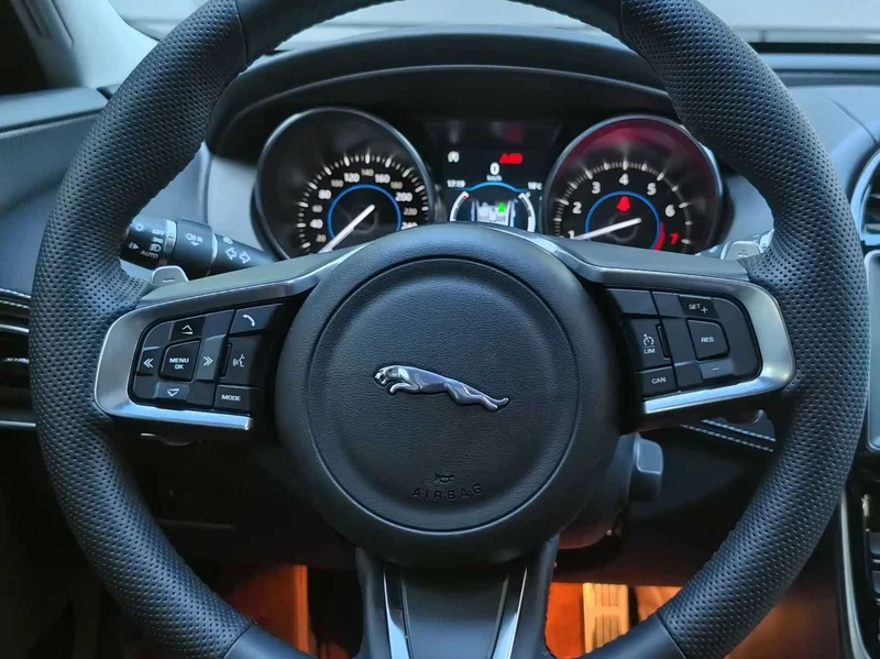 Jaguar XE — фото 9