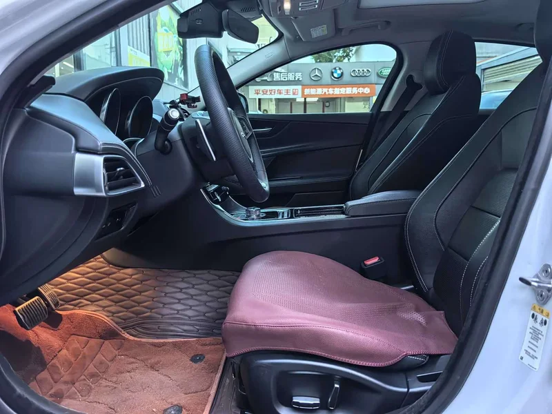 Jaguar XE — фото 10
