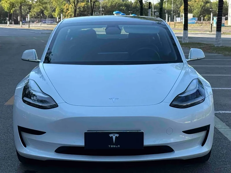 Tesla Model 3 — фото 1