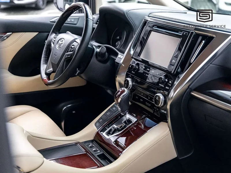 Toyota Alphard — фото 9